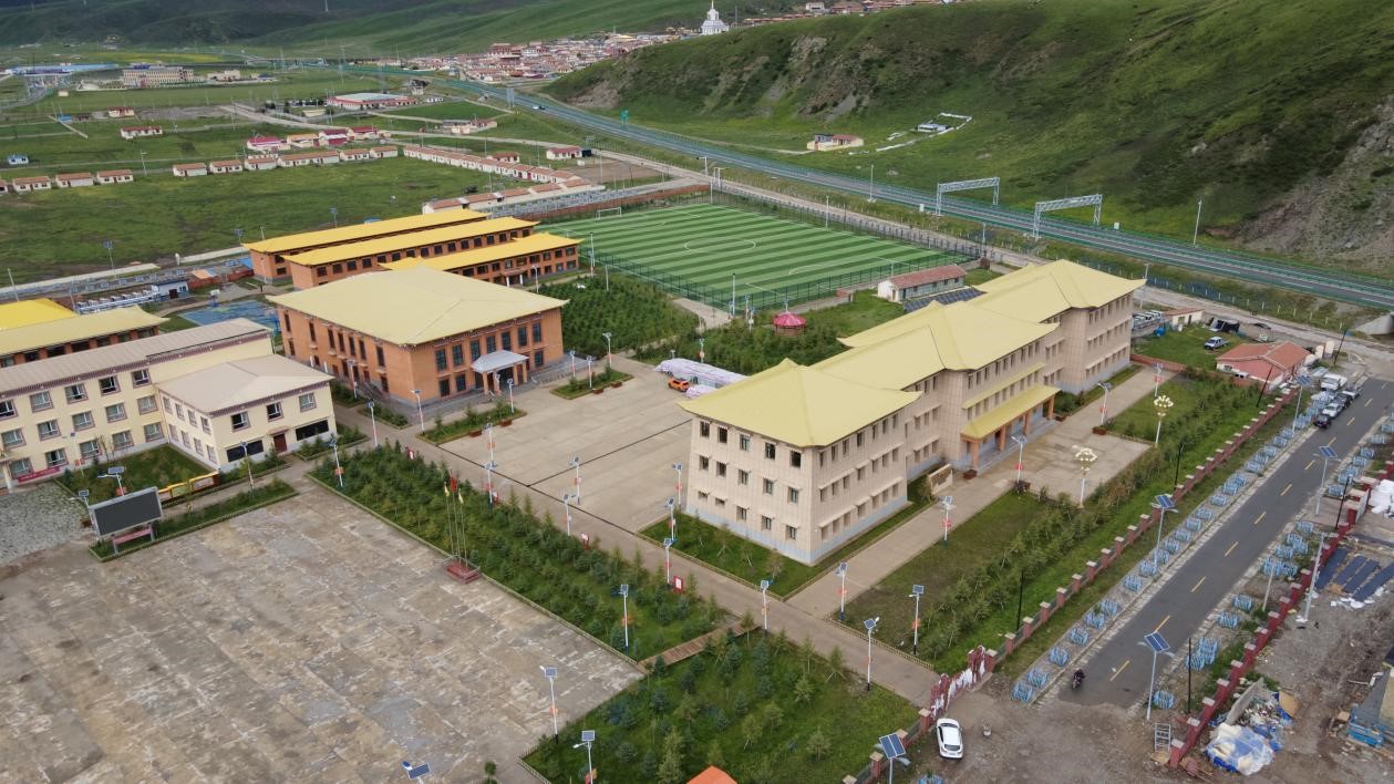 青海省年保玉則慈善基金會資助學(xué)校與非遺文化基地掠影.jpg